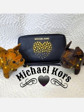 🖤Michael Kors Jet Set Studded Heart Wristlet